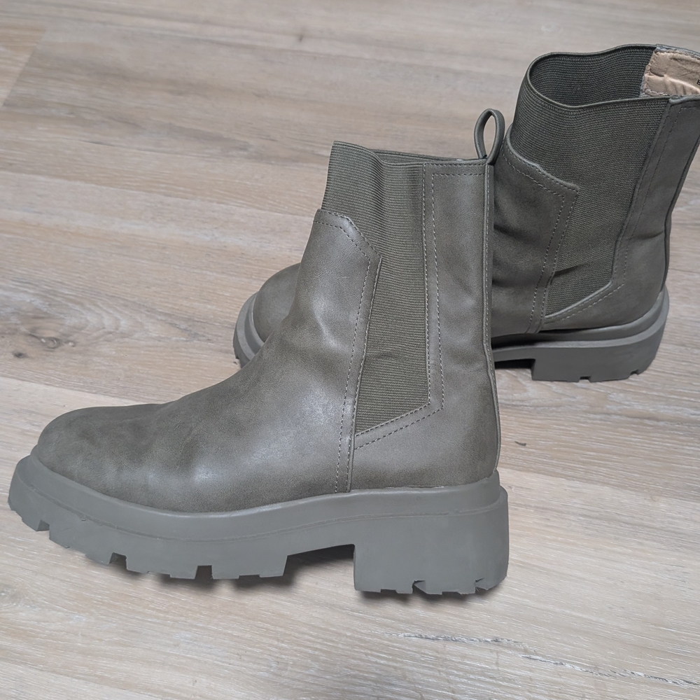 Dolce Vita women's Green Chelsea Boots